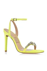 Sandalias de fiesta color amarillo flúor con taco aguja alto, tira delantera con apliques de strass y pulsera al tobillo con hebilla.