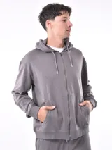 Canguro gris con cierre frontal, capucha con cordones ajustables y bolsillos laterales.