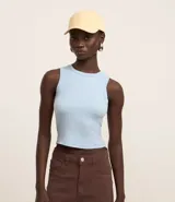 Musculosa cropped de calce ajustado, confeccionada en tejido de ribana acanalado. Presenta cuello redondo y diseño sin mangas, ideal para un look básico y versátil.