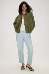 Jeans de tiro alto con diseño de cinco bolsillos, corte slim y bajo con acabado sin costuras. Cierre frontal con cremallera y botón.