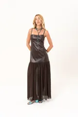 Vestido largo de escote cuadrado y tirantes finos. Presenta un diseño de dos texturas: cuerpo superior en tela engomada estructurada y falda inferior en gasa con sutil transparencia.