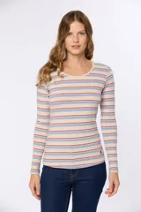 Remera de manga larga con cuello redondo, confeccionada en tejido con diseño de rayas horizontales en tonos azul, rojo y beige sobre una base jaspeada.