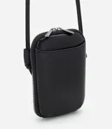 Cartera pequeña tipo porta celular de diseño compacto, confeccionada en poliuretano color negro. Cuenta con cierre de cremallera metálica, bolsillo frontal externo y correa fina ajustable para uso cruzado.