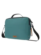 Maletín porta laptop de diseño rectangular en color verde azulado, fabricado en poliéster reciclado resistente al agua. Cuenta con asa superior, correa ajustable y removible, cierre principal impermeable y bolsillo trasero con cierre. Incluye compartimento interior para laptop de hasta 16 pulgadas y detalle de parche con logo de la marca en la parte frontal.