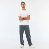 Pantalón de corte baggy confeccionado en twill de algodón, con diseño de cinco bolsillos y cierre frontal con botón y cremallera.