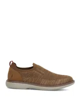 Slip On de diseño tejido en color marrón con detalles en cuero sintético y suela de EVA en tono beige claro.