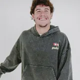 Canguro gris con capucha, bolsillo delantero tipo canguro y logo de la marca estampado en el pecho.