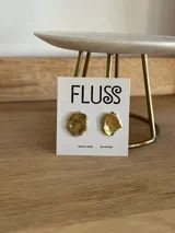 Caravanas irregulares hechas a mano en bronce, de aproximadamente 1 cm de diámetro, con un acabado dorado.