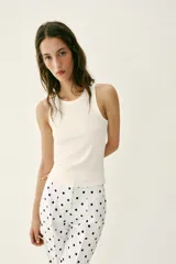 Musculosa de punto rib color marrón con escote redondo y diseño sin mangas.