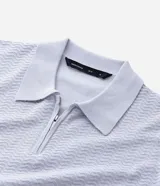 Remera polo slim de Marfinno confeccionada en viscosa texturizada de color blanco, con cuello polo y cierre frontal de cremallera corta, de manga corta.