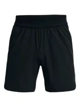 Short deportivo Under Armour modelo Peak Woven, color negro, de corte corto con aberturas laterales, cintura elástica y bolsillo trasero con cierre.