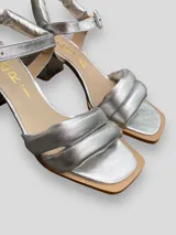 Sandalias rojas de cuero con tiras puffy y taco bajo.