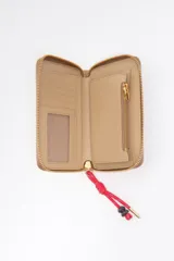 Billetera Bimba y Lola de cuero sintético color beige, con cierre perimetral y logo grabado en letras doradas. Incluye un tirador de cierre con cordón rojo y detalles de cuentas.