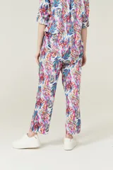 Pantalón de corte recto con estampado multicolor.