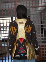 Chaleco color blanco de cuero con dos bolsillos a los lados con capacidad y bolsillos internos.