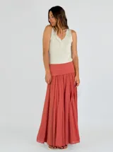 Pollera larga color terracota, con cintura alta elastizada y corte acampanado.