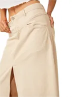 Falda maxi color beige de pana acanalada, sin forro, con cierre de cremallera y botón.