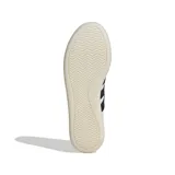 Championes Adidas modelo Barreda, con diseño de inspiración retro. Presentan una combinación de paneles de gamuza gris y nylon blanco, con las icónicas tres tiras laterales en negro. Cuentan con una suela de goma translúcida y diseño de puntera en T.