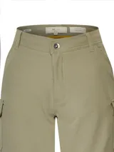 Pantalón desmontable color verde claro, estilo cargo, recto y de tiro medio. Confeccionado con fibras recicladas y tecnología Natural Flex. Cuenta con bolsillos laterales, filtro UPF +50 y piezas desmontables para transformarlo en short.
