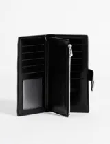 Billetera rectangular de cuero sintético color negro, con cierre de solapa y broche a presión. Diseño clásico y elegante.
