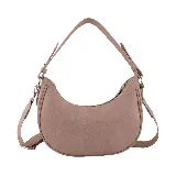 Cartera bandolera marrón con correa de mano y correa larga con logo de la marca.