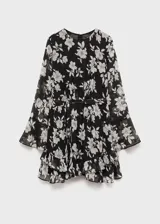 Vestido corto de diseño evasé con estampado floral en tonos blanco y negro. Presenta cuello redondo, mangas largas acampanadas y un lazo ajustable en la cintura. El bajo cuenta con un detalle de volante y posee forro interior.