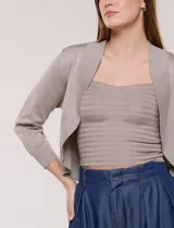 Cardigan tejido estilo bolero de color blanco, con mangas cortas y diseño frontal abierto.