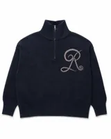 Sweater de punto azul marino con cuello alto y medio cierre metálico. Presenta un diseño de fit relajado con el logo "R" tejido en gran tamaño en el pecho.