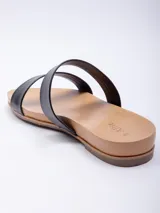 Sandalia baja color marrón de símil cuero con doble tira sobre el empeine.