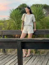 Shorts de lino color beige con cintura elástica y dos bolsillos laterales.
