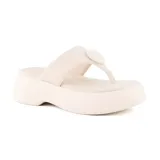 Sandalias negras de plataforma con tira ancha sobre el empeine y detalle de botón redondo.