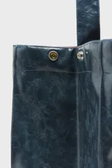 Bolso shopper de gran capacidad confeccionado en cuero vacuno con acabado texturizado verde oscuro. Presenta asas cómodas para el hombro y logo grabado en el frente.