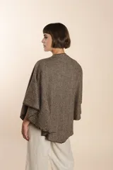 Ruana corta de lana color marrón con terminación de crochet hecho a mano. Prenda cómoda, versátil y fácil de combinar.