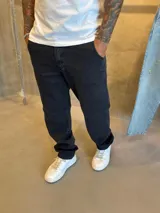 Jean de corte baggy color negro, confeccionado en denim de alta calidad con caída holgada y cómoda.
