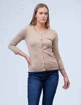 Cardigan negro tejido en hilado fino, con escote redondo y abertura central con botones blancos.