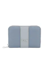 Billetera rectangular con cierre perimetral, confeccionada en cuero sintético con textura granulada. Presenta un diseño bicolor en tonos azulados con una franja central vertical más clara que incluye el logo metálico de la marca.