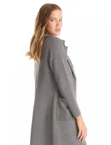 Chaqueta larga de tejido de punto con estampado de zigzag en blanco y negro. Presenta cuello con solapa de muesca, manga larga y dos bolsillos frontales aplicados.