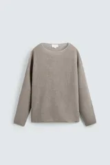 Jersey de punto calado confeccionado en hilatura de cáñamo, con un diseño de calce relajado, cuello amplio y manga larga.