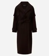 Trench coat largo color marrón chocolate, confeccionado en tejido tipo paño, con solapas amplias, cierre frontal cruzado con cinturón de la misma tela para anudar y detalles de trabillas en los hombros y puños.
