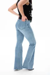 Pantalón de jean celeste de corte acampanado.