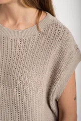 Chaleco sin mangas de tejido de punto color rosado pálido, con textura calada y acabado lurex, corte al cuerpo y cuello redondo.