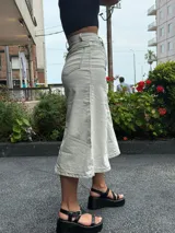 Pantalón capri gris de tiro alto, pierna ancha y largo midi.