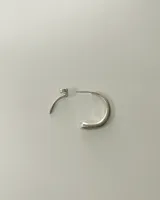Aros de plata 950 con diseño de silueta orgánica y cierre integrado en línea continua.
