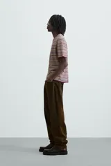 Camiseta de punto de rayas multicolor con cuello redondo y ribete rojo, de manga corta y corte regular fit.