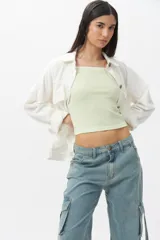 Top ajustado al cuerpo con estampado a cuadros blancos y negros, breteles finos y ribete negro en escote y sisas.