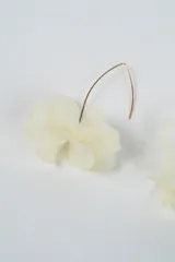 Aros colgantes con diseño de flor en color negro, con gancho metálico dorado.