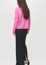 Jersey de punto fino con cuello perkins y manga larga, de diseño recto y corte clásico.