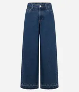 Pantalón de jean azul oscuro con corte super wide leg, cintura media, bolsillos funcionales y ruedo deshilachado.