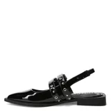 Zapatos tipo slingback de charol negro con puntera en punta y suela plana. Presentan dos tiras decorativas con hebillas metálicas plateadas sobre el empeine.