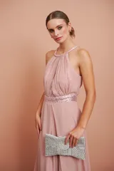 Enterito largo rosado con cuello halter, diseño drapeado en la parte superior y detalles de lentejuelas.